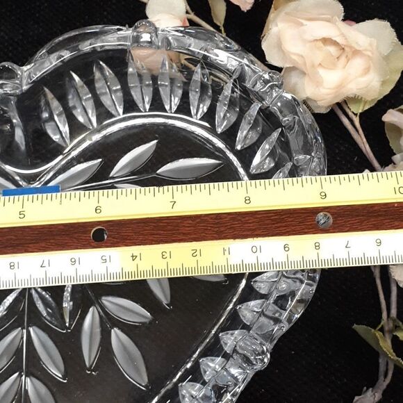 Crystal etched leaf design heart shaped bowl -Studio Nova Japan - Picture 4 of 6